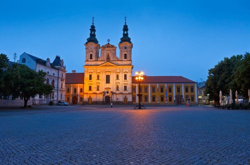 O čem je opoziční práce?